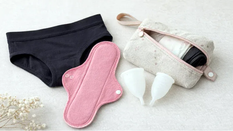 Verschiedene nachhaltige Menstruationsprodukte für Teenies im Überblick: Periodenunterwäsche, Stoffbinden und Menstruationstasse