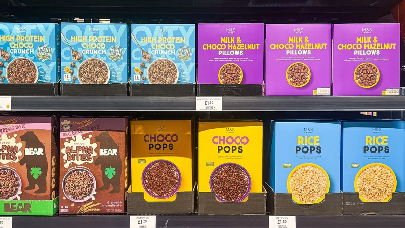 Bunt gestaltete Müsliverpackungen in einem Supermarktregal